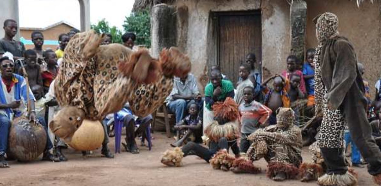 scopri l'importanza della famiglia nella cultura ivoriana, un elemento fondamentale che unisce le generazioni e preserva le tradizioni. approfondisci il ruolo centrale che la famiglia gioca nella vita quotidiana e nei valori della società della costa d'avorio.